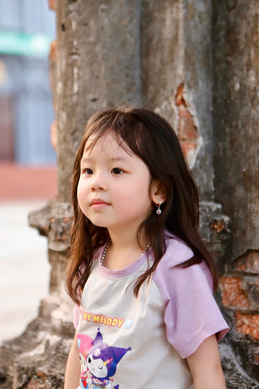 Cute portrait of a young Vietnamese girl in Hai Duong, capturing innocence and charm.