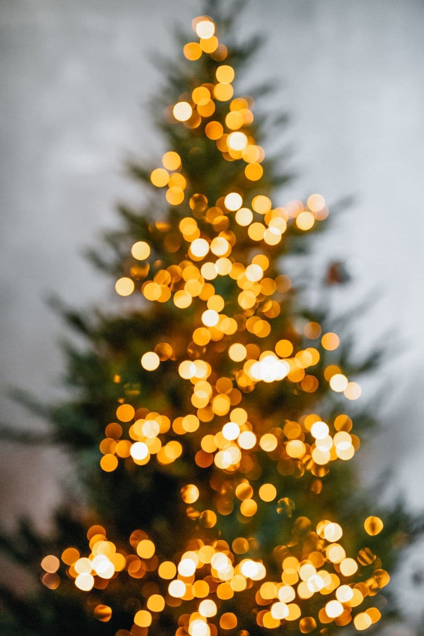 Elegant bokeh effect on a Christmas tree with warm festive lighting, creating a cozy holid